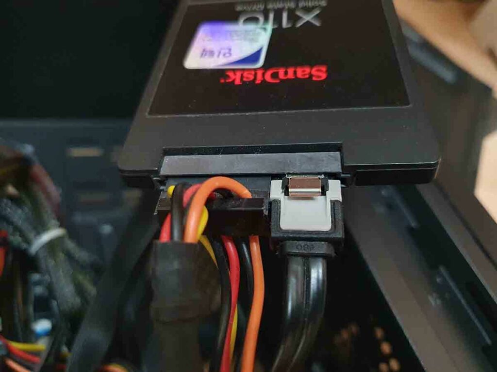 SSD 추가 설치 2.5인치 SATA 파워케이블연결